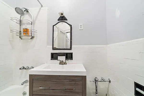 Rented by Avi Nash Associates | media 11