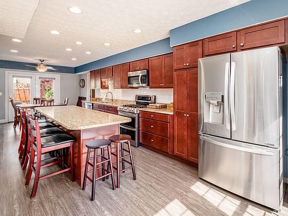 2nd image of 805 Dunvegan Cir