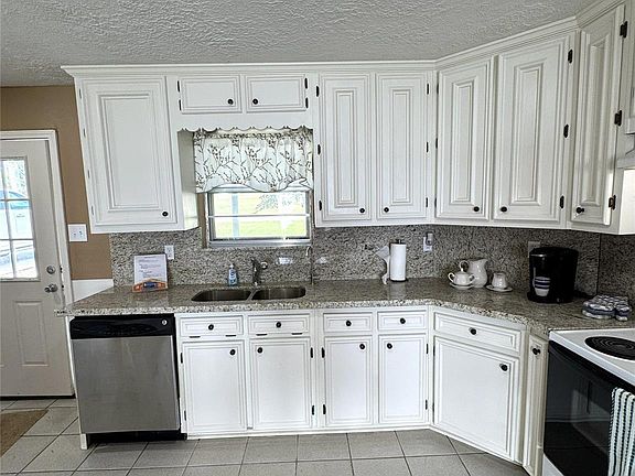 3rd image of 398 Lakeshore S