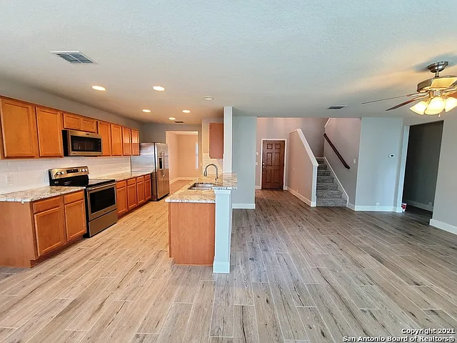 4 bed, 2.5 bath, 2491 sqft, $2,000 — Photo 2