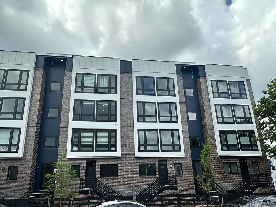 2305 Nicholson St SE #203