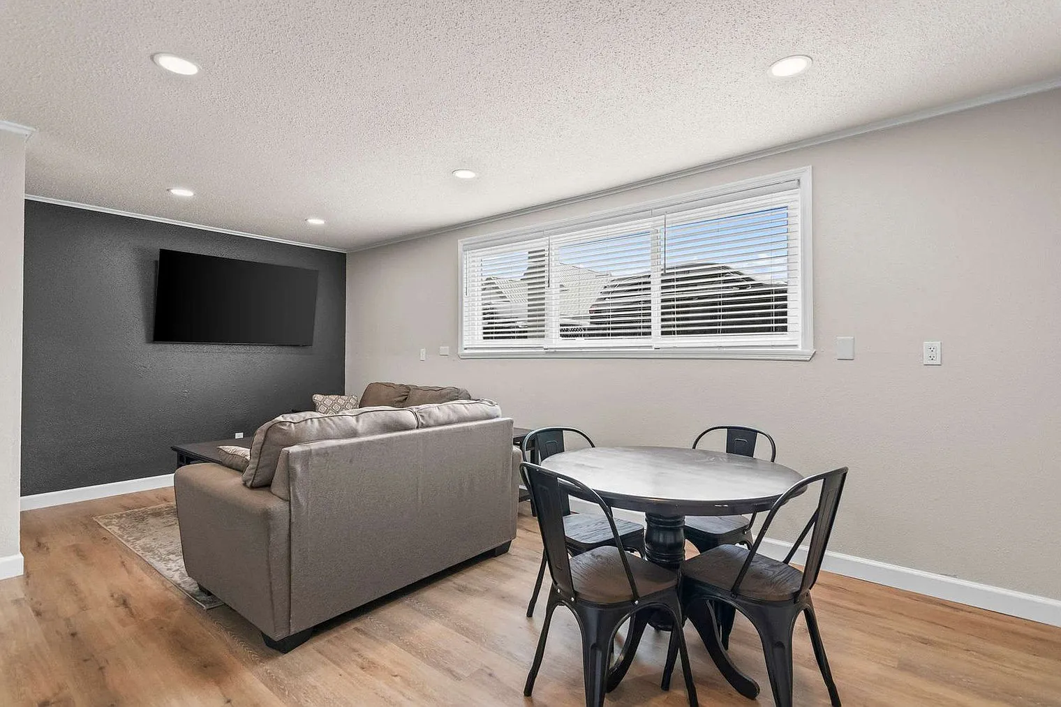 2 bed, 1.0 bath, 990 sqft, $2,289 — Photo 2