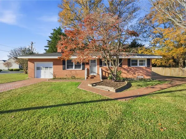 477 Windemere Rd, Newport News, VA 23602