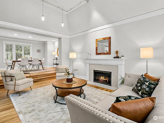 3rd image of 1740 Bellevue Way NE