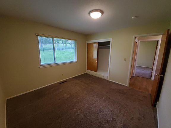 5th image of 704 Whitaker Dr