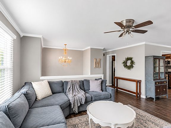 4th image of 419 Deerpath Dr