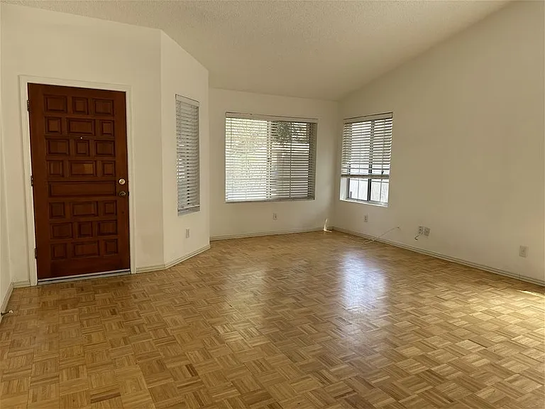3143 N 114th Dr — Photo 3