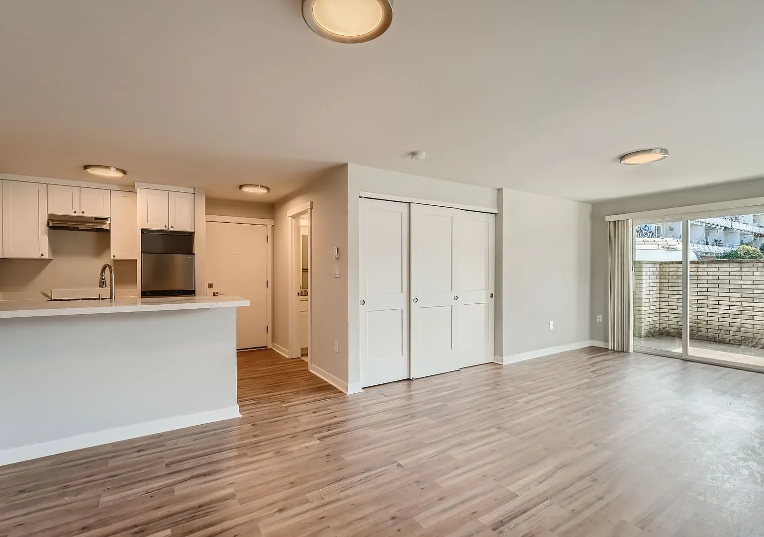 Four Seasons Apartments — Photo 1