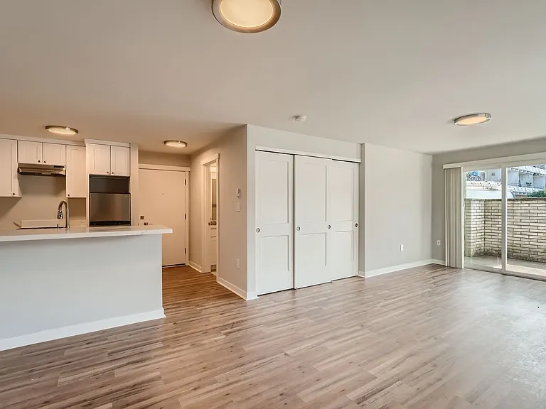 Four Seasons Apartments — Photo 1