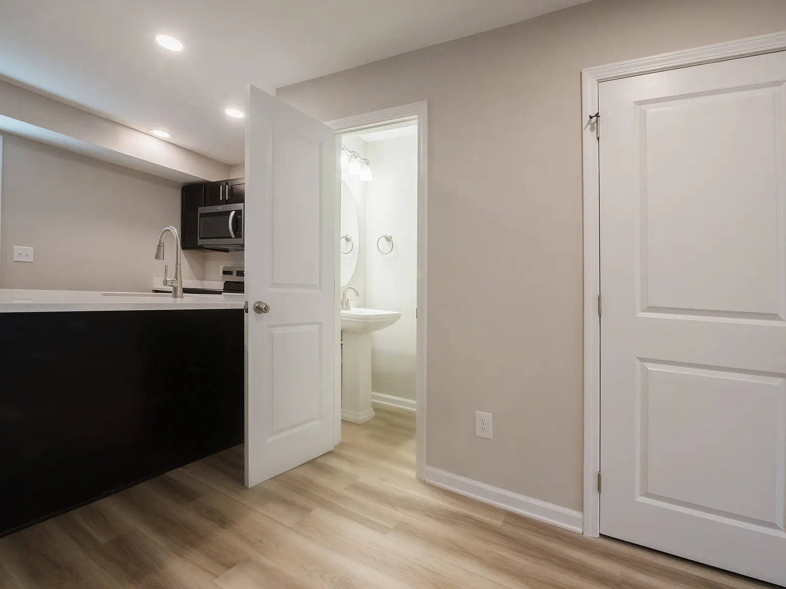 2 bed, 1.5 bath, 905 sqft, $1,300 — Photo 4
