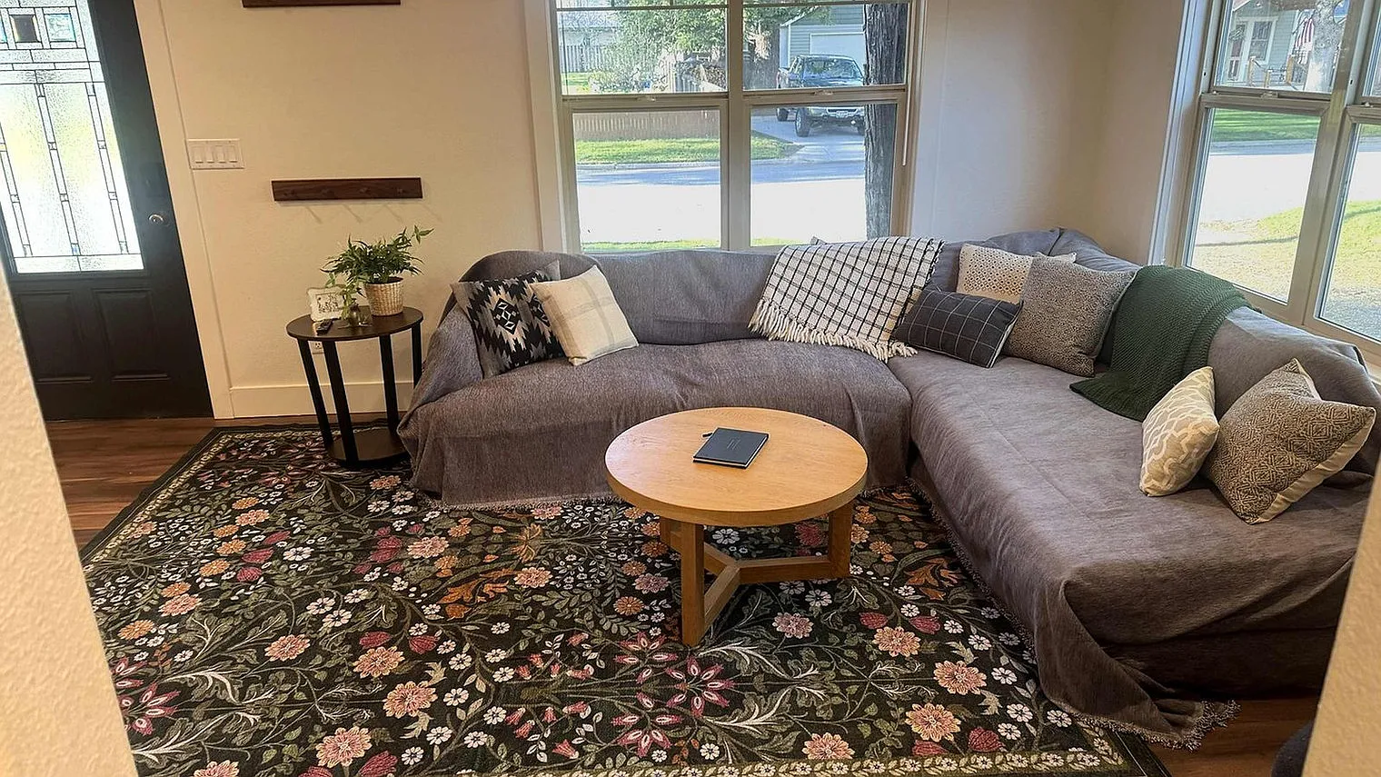 5 bed, 2.0 bath, 2486 sqft, $7,193 — Photo 2