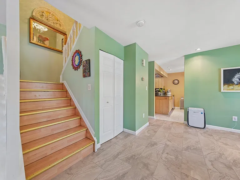 212 Westchester Ct #8 — Photo 3