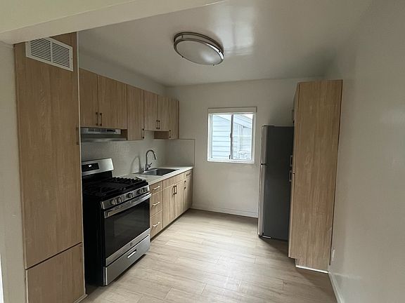 3rd image of 613 Westminster Ave Unit 3