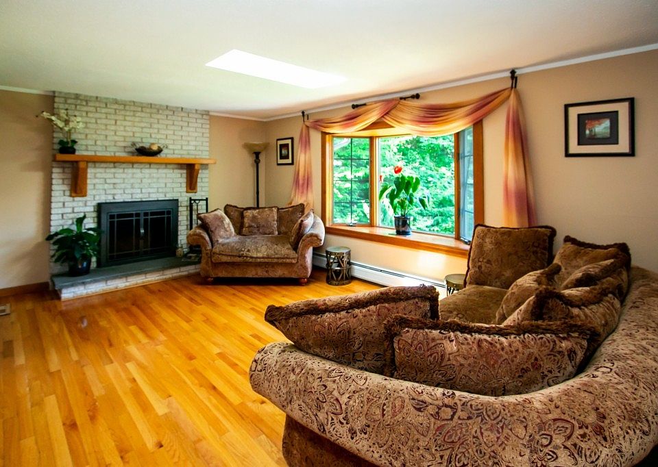 2nd image of 265 Dickinson Hill Rd