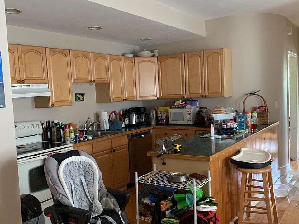 1st image of 458 Pleasant St