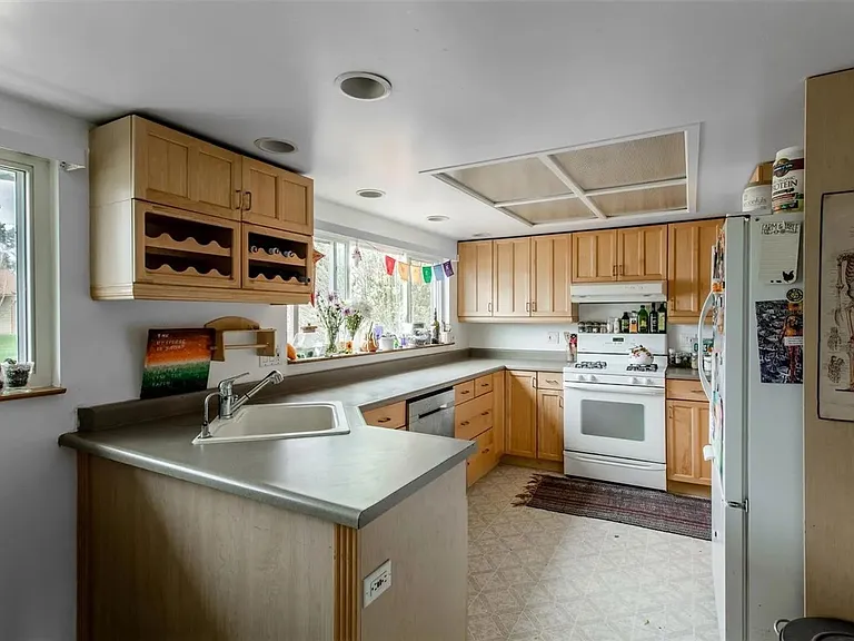 864 S Peterson Way — Photo 7