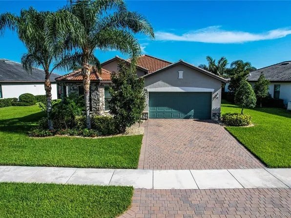 466 SE Vallarta Dr, Port Saint Lucie, FL 34984