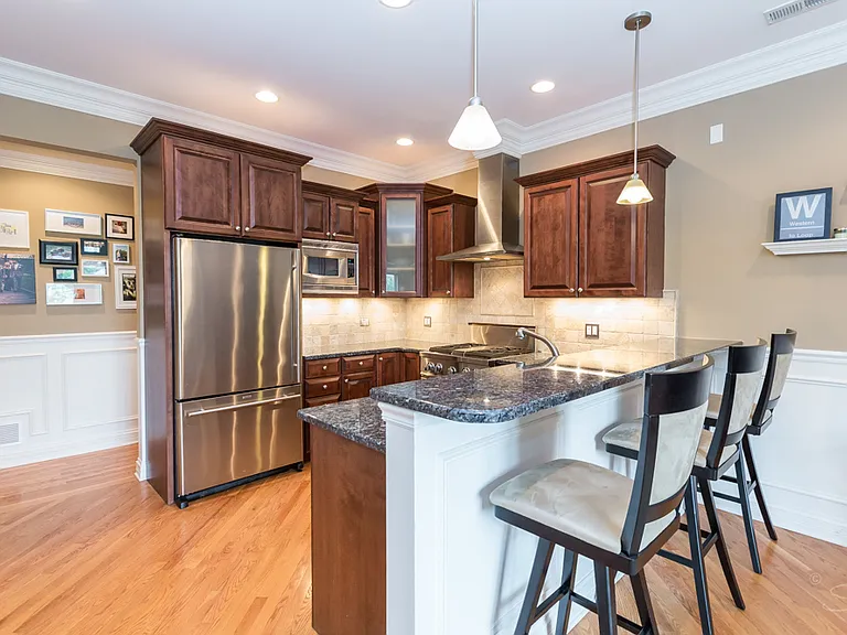 2450 W Montrose Ave #2W — Photo 3