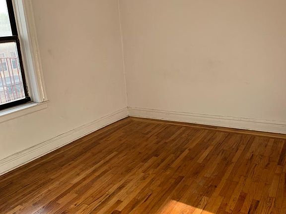 3rd image of 1512 Beach Ave