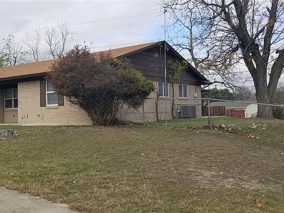 3rd image of 902 Sherry Ln