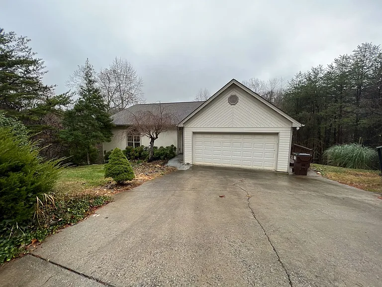 670 Emerald Ave — Photo 1
