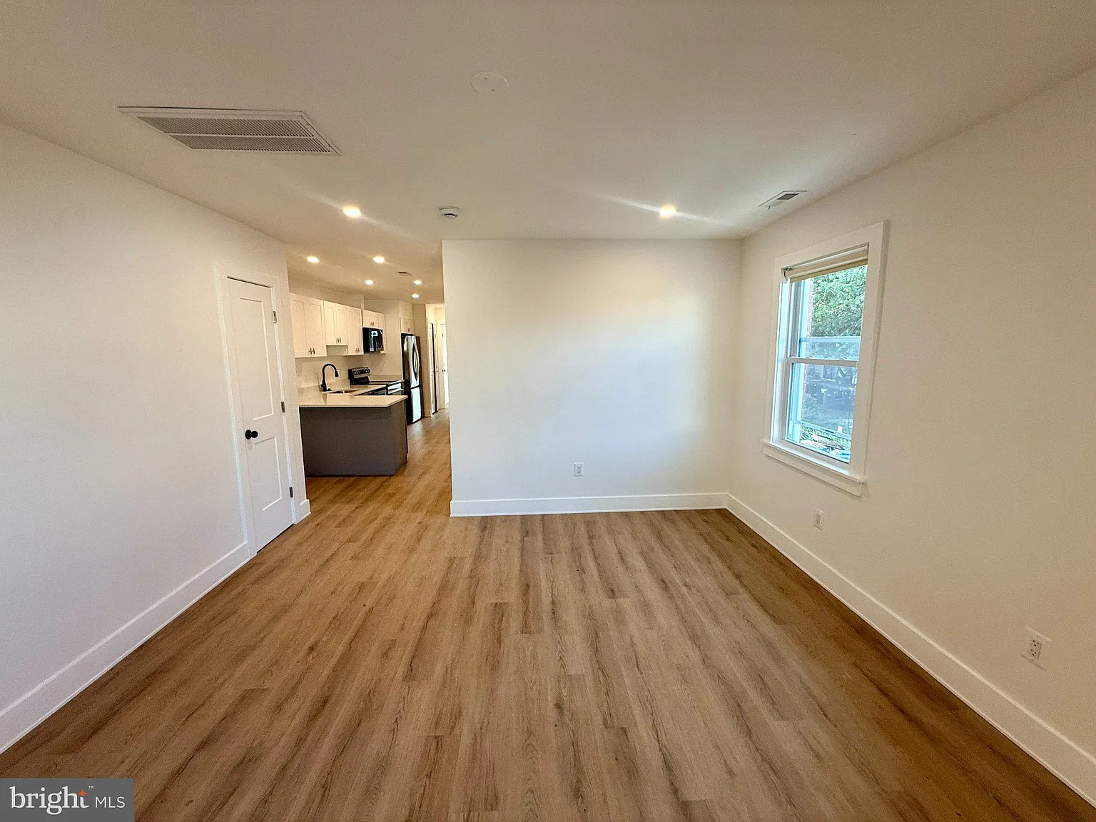 2 bed, 1.0 bath, 860 sqft, $2,400 — Photo 2