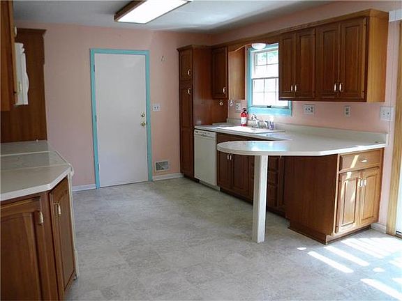 4th image of 8021 Arlington Ave