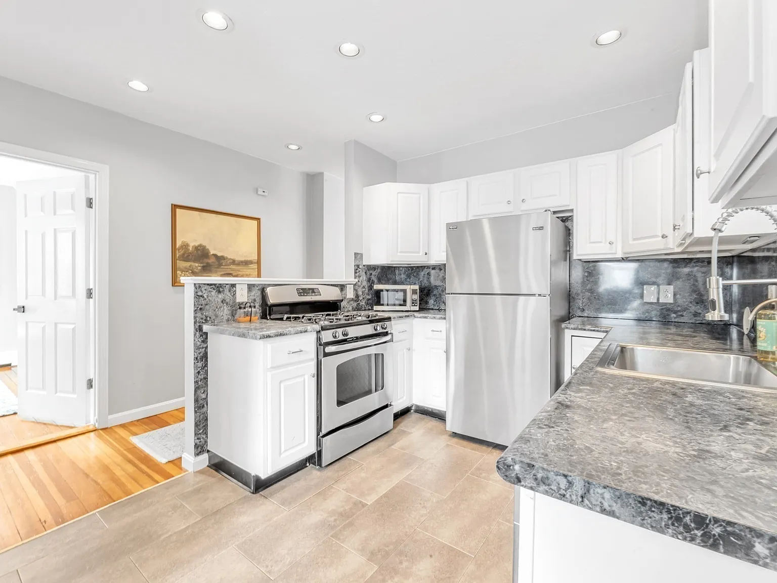 3 bed, 1.0 bath, 841 sqft, $3,200 — Photo 4