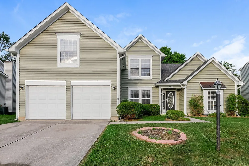 3 bed, 2.5 bath, 2704 sqft, $2,345 — Photo 1