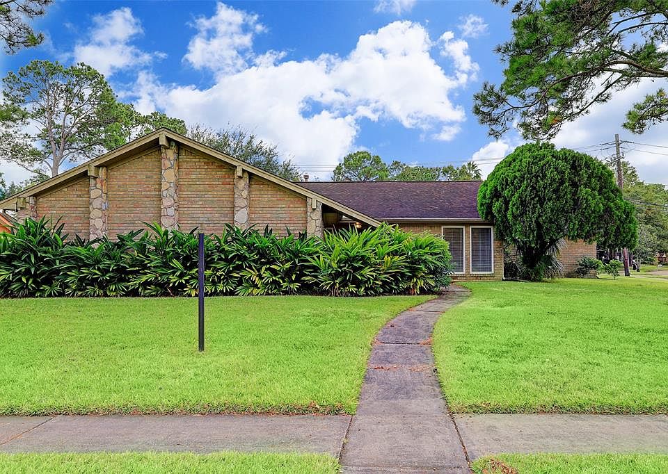 Beautiful corner lot with lots of space!