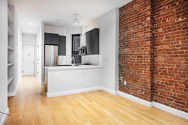 1st image of 23 Catherine St #2A