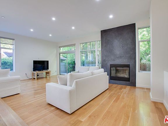 5th image of 900 N West Knoll Dr APT 4
