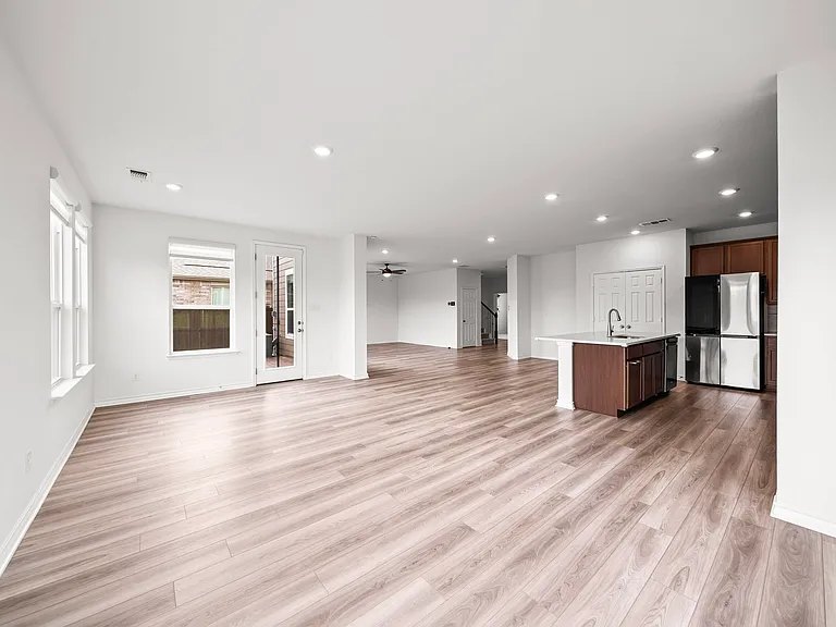 424 Princewood Dr — Photo 13