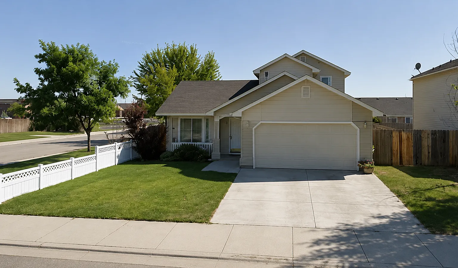Beautifully updated 3-Bedroom Corner-Lot Home with Large Fenced Backyard & 2-Car Garage! — Photo 4