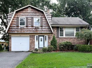 30 Homestead Pl, Bergenfield, NJ 07621