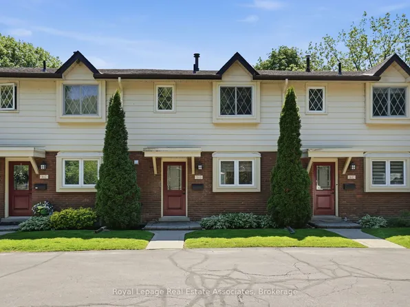 16 D Bond St S #D-4, Hamilton, ON L9H 3H1
