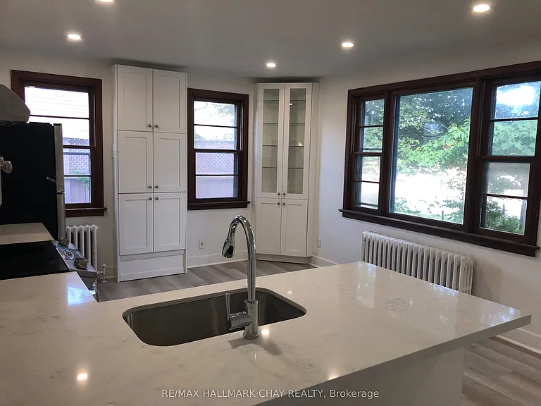 34 Cundles Rd E — Photo 2