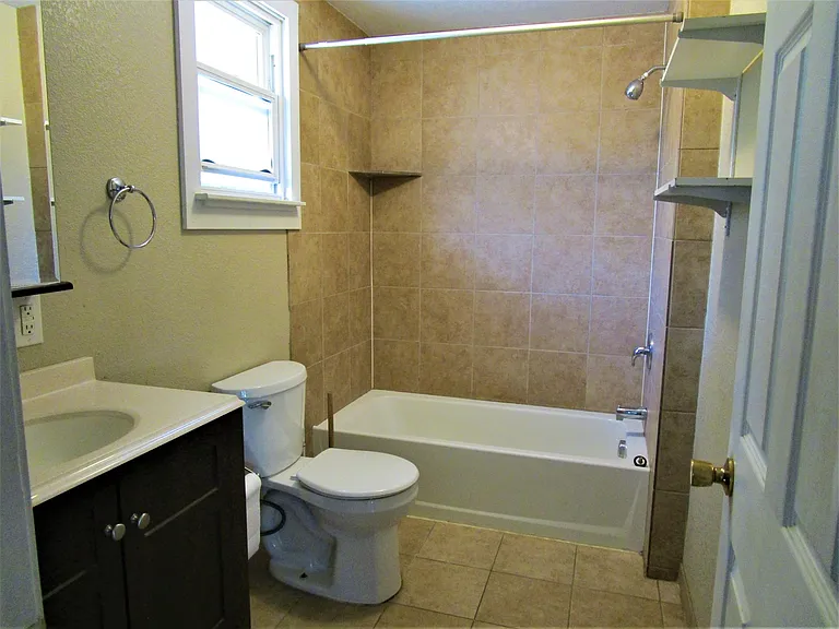 402 W Adams Ave — Photo 4
