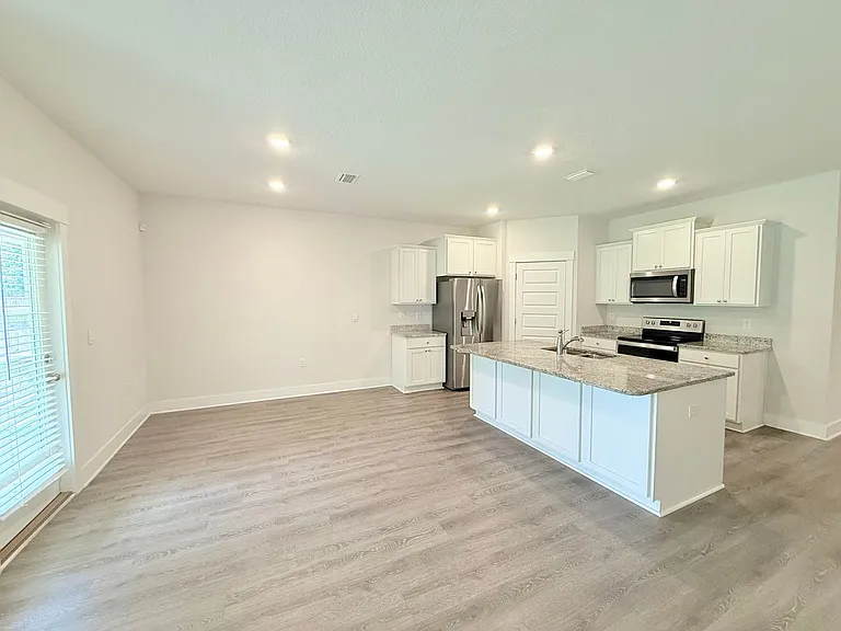 5733 Danbury Blvd — Photo 4