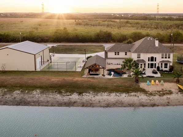 311 Ski Plex Dr, Seguin, TX 78155