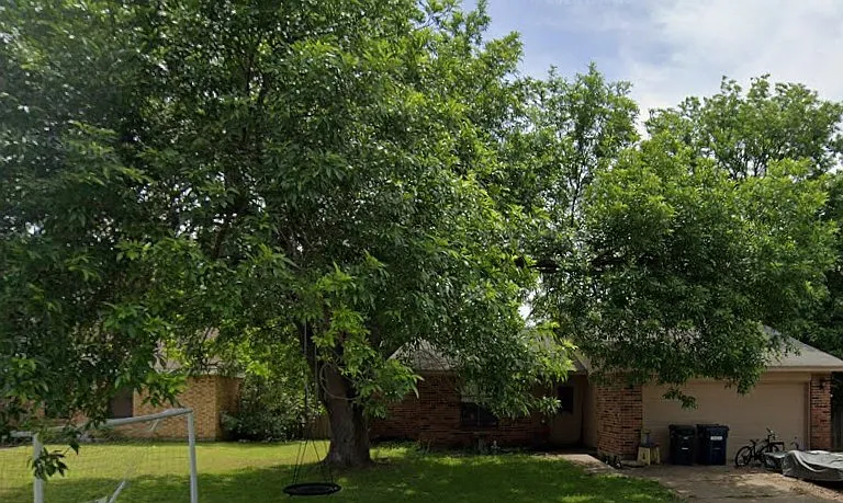 3206 Dallis Dr — Photo 1