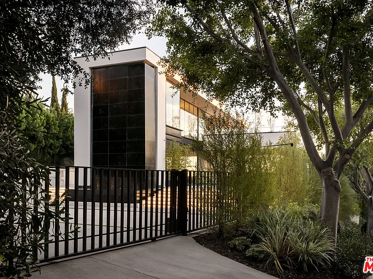 1210 Laurel Way — Photo 3