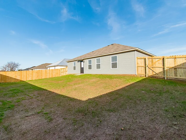 207 Pecan St — Photo 15