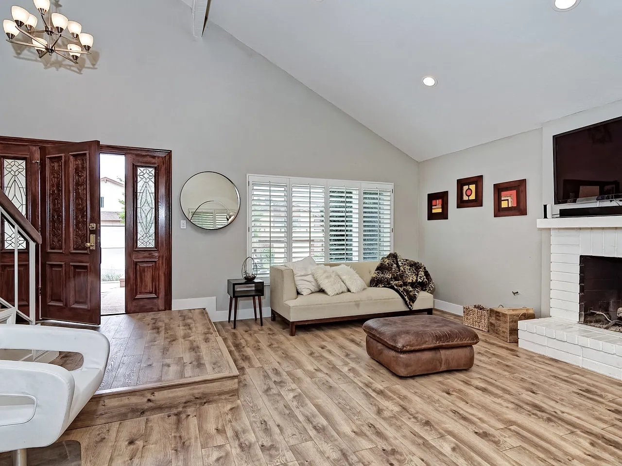 Luxury Home With Many Recent Upgrades On Quiet Residential Cul-De Sac — Photo 3