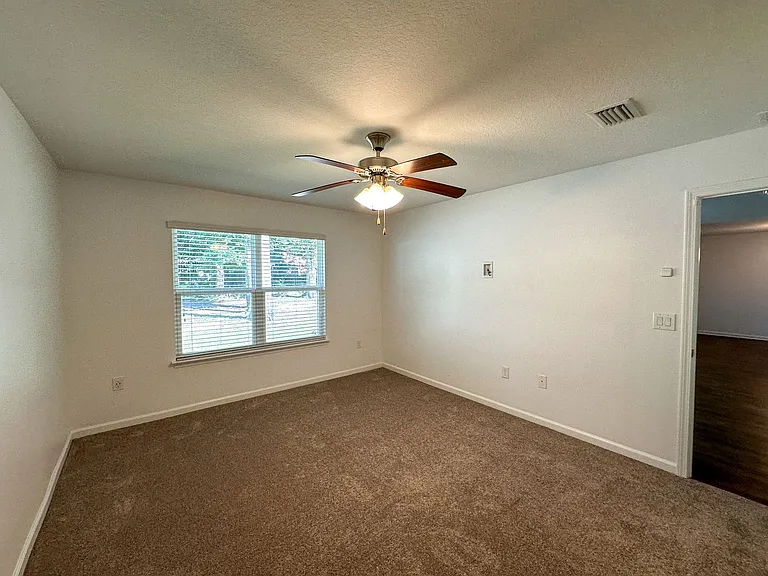 2123 Waltham St — Photo 10