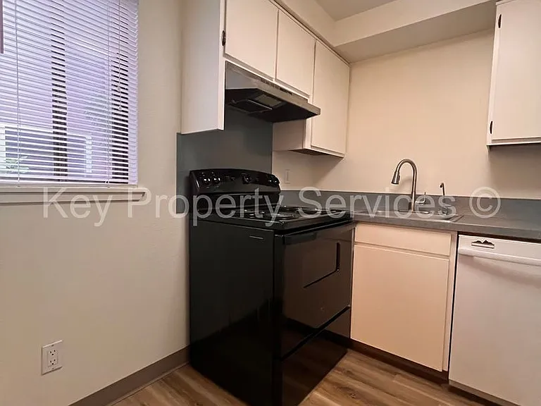 607 R St — Photo 5