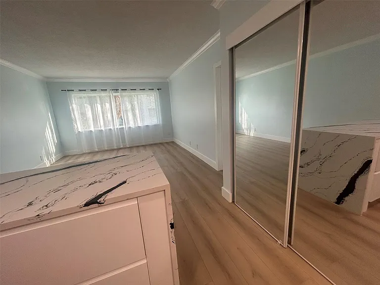 101 SE 6th Ave #5 — Photo 7