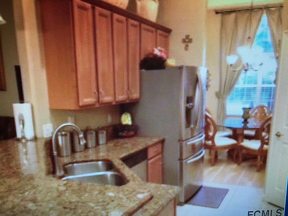4th image of 8 Eastman Ln