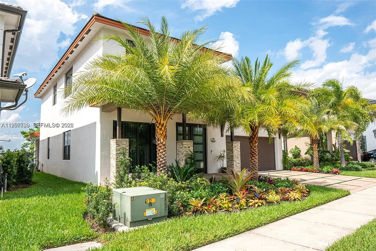 Photo 2 of 15 - 8981 NW 154th Ter - Miami Lakes, FL Building Photo - 8981 NW 154th Ter