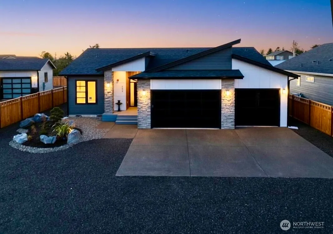 994 Alida Court SE photo 1